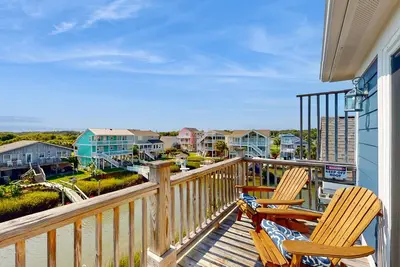 Image de Canal front home with private boat dock and boat parking