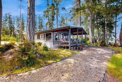 Image de Family-friendly, soundfront getaway with deck, Wifi, W/D and mountain views