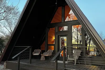 Image de New! Romantic Adults only secluded Aframe on Grand Lake O’Cherokees. Lake front.