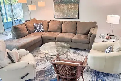 Image de Waterfront home with spacious living room and close to the beach