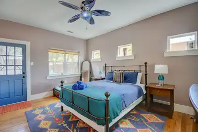 Image de 11 Min Walk to Old Town, Pets+Yard, Remote Workers, 3 Bd+2ba