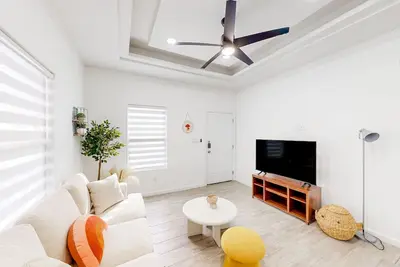Image de New dog-friendly home near downtown with streaming, washer/dryer, central Ac