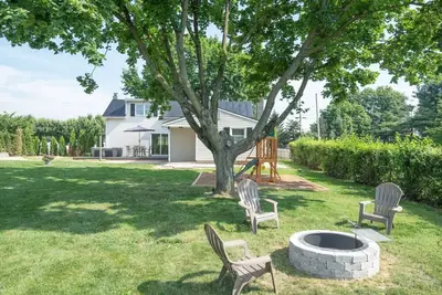 Image de Nature Haven: Pond, Pool, & Tub