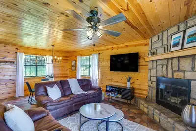 Image de Cabin on Lake Raymond Gary w/ Dock, Grill & Views!