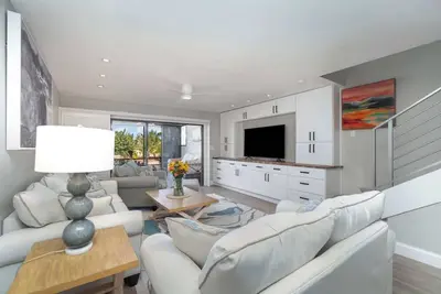 Image de Superb Waterfront Townhome with Pool- Steps to Beach