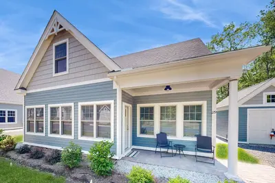 Image de Charming cottage on a preserve with fireplace, WiFi, W\/D, pool, gym, & game room