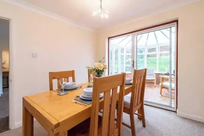 Image de (Ema) 4 Bed House with private parking!