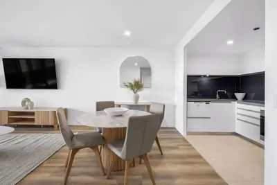 Image de Experience the epitome of beachside living at this luxurious apartment.