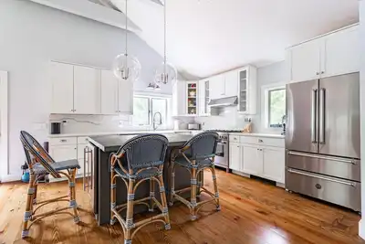Image de New: Secluded Comfort and Style in Stone Ridge.