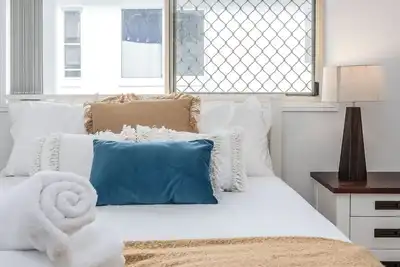 Image de 2 Bedroom Top Floor Across The Road From The Beach!