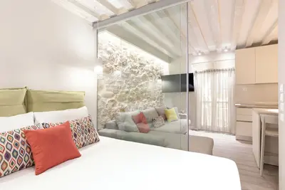 Image de Petite Town Hall Apartment by Konnect