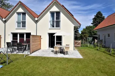 Image de Traumhaftes Modern Eingerichtetes Ferienhaus mit Möblierter Terrasse und Garten