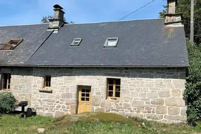 Image de Homerez - Maison en granite typique à Chaumeil avec jardin privé.