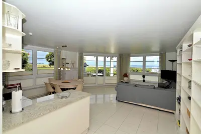 Image de This large, modern vacation apartment not only scores points with its breathtaking view over the