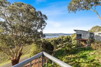 Image de Tamar Valley Treetop Retreat with River Views