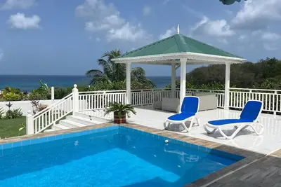 Image de Villa romantique avec bain à remous, à 5 minutes de la plage!