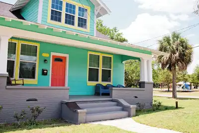 Image de East Hill Oasis Near the Beach