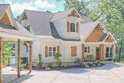 Image de Lake house, w\/private dock, hot tub, ping pong, foosball, fireplace