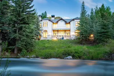 Image de Grand Hyatt|The Grand Mountain Chateau with Sweeping Views on the Cascades of Gore Creek