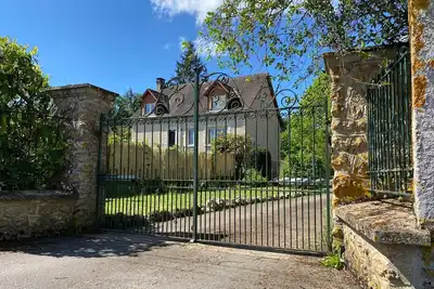 Image de Grande Maison en Bord de l'Eau avec Jardin - 6 Chambres, Proche Commerces