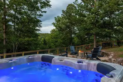 Image de LevelUp: Dog-friendly mountain retreat. Hot tub, fenced yard & amazing views for ultimate relaxation