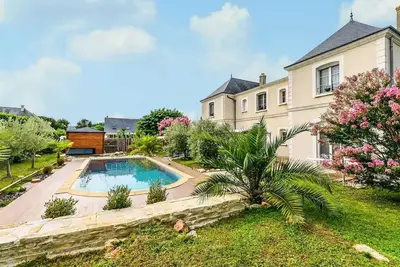 Homerez - Villa raffinée à Saint-Cyr-sur-Loire avec piscine privée