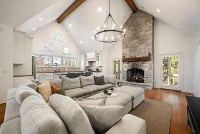 Image de Luxe Lakeside Retreat: Spa, Cinema & Games Haven