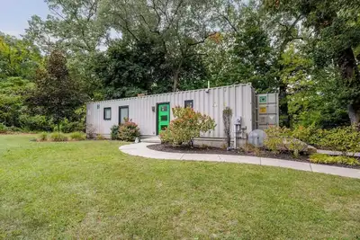 Image de This shipping container is a 1 bedroom(s), 1 bathrooms, located in Benton Harbor, Mi.