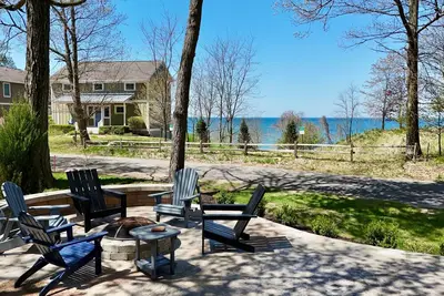 Image de Experience a serene yet luxurious retreat in this stunning South Haven getaway
