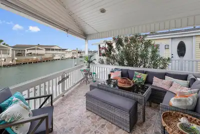 Image de Available for Spring! Amazing Water Views! Waterfront Home