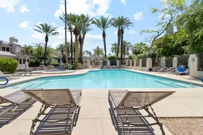 Image de Gated Gainey Ranch condo, garage, heated pool, walk to restaurants, shopping!