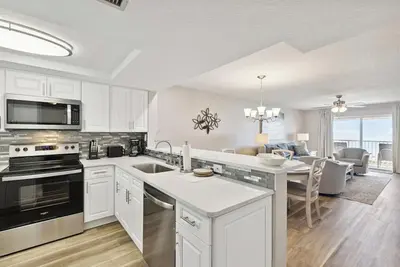 Image de Top Floor Oceanfront Condo w/ Pool, Private Balcony, & Bright Coastal Design!