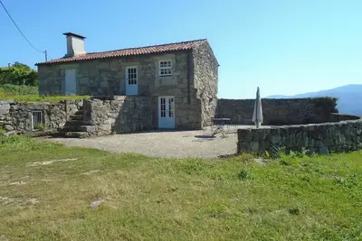 Image de Homerez - Maison pittoresque Ă Andeviso avec vue sur la montagne.