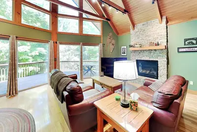Image de Tranquil Dreams | Gorgeous Home, Large Backyard, Hot Tub + Fire Pit!