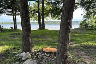 Image de Centrally located on the lake to so many adventures. Boats and pets welcome!
