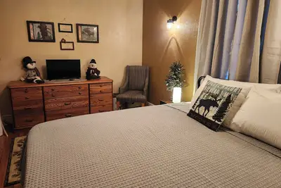 Image de \n2 Bedrooms King & Queen main floor. . add\nLoft 2 twin beds seperate rooms fee