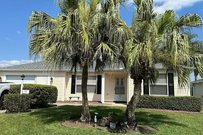 Image de The Villages Fl Community w/ Elec. Golf Cart. Restaurants, Shopping & Hospitals.
