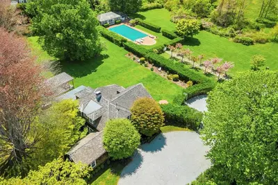 Image de Southampton Estate On Over 3 Acres, A Half Mile to the Ocean, Perfect for. . .