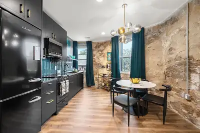 Image de Walk to Stone Mountain Park! Boutique Loft Downtown Stone Mountain Ga