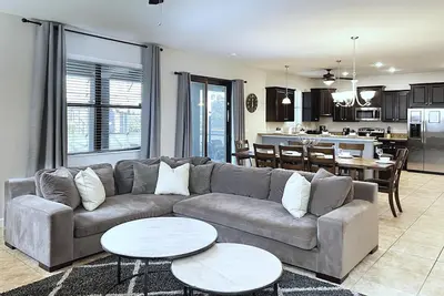 Image de Beautiful 7 Bed Pool Home with Game Room-9117ecl