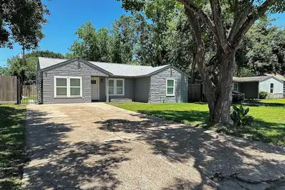 Image de Cozy 4 bedroom retreat with large backyard 20 min from Nrg, Hobby and hospitals