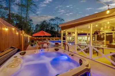 Image de Savannah & Tybee Island Peach House! Pool + Hot Tub Game Room & Cabana