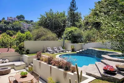 Minimalist Hollywood Hills Home with Tranquil Pool
