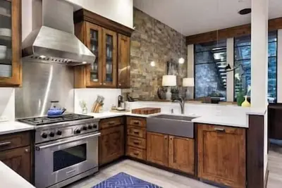 Image de Modern 5 Bedroom Aspen Core, Walt to Everything!
