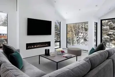 Image de 4 Bedroom 4 Bath West End Sleek Contemporary home!