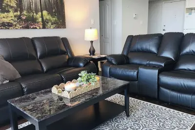 Image de Beautiful Two Bedroom Condo At Checkmate Condominiums - Great Central Location!