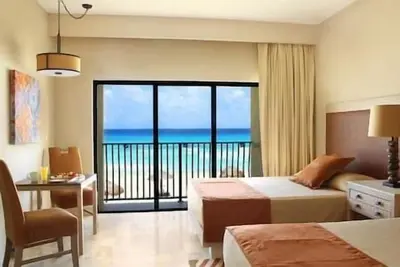 Image de 2 Royal Sands Cancun, All Inclusive, Beachfront Resort!
