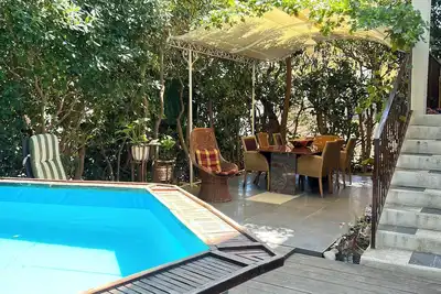 Image de Joyau en bord de mer sur la Côte d'Azur: Piscine, Jardin, Plage à côté, Parking