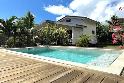 Image de Bungalow moderne entièrement équipé avec accès mer et piscine partagée.