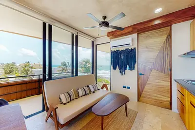 Image de Beachfront apt on the beach with community pools, kitchenette, Ac, hammock